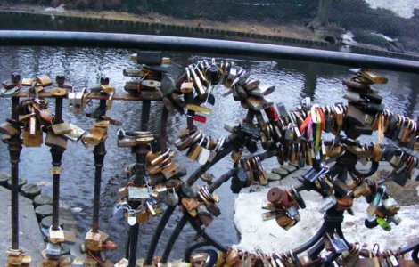 "Lacatele iubirii" din Paris, scoase la licitatie pe 13 mai