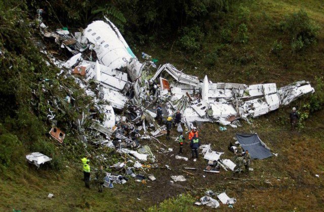 39 de persoane si-au pierdut viata dupa prabusirea unui avion de pasageri