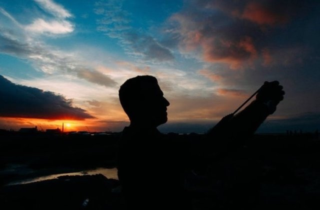 Un tanar a murit dupa ce a cazut de pe un zid al Cetatii Devei, in timp ce incerca sa faca o fotografie