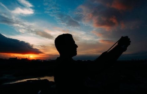 Un tanar a murit dupa ce a cazut de pe un zid al Cetatii Devei, in timp ce incerca sa faca o fotografie