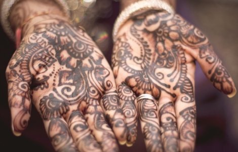 India: Sute de mirese au primit bate din lemn pentru a se apara de abuzurile sotilor