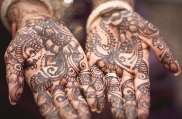 India: Sute de mirese au primit bate din lemn pentru a se apara de abuzurile sotilor