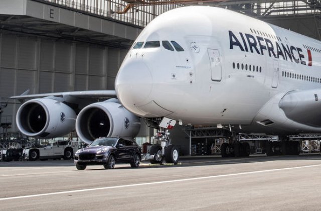 Record mondial pentru o masina de serie: un Porsche Cayenne a tractat un Airbus A380 de 285 de tone, cel mai mare avion de pasageri din lume