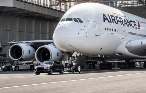 Record mondial pentru o masina de serie: un Porsche Cayenne a tractat un Airbus A380 de 285 de tone, cel mai mare avion de pasageri din lume