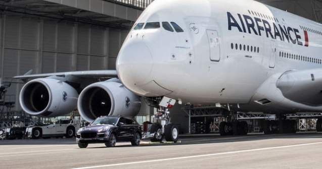 Record mondial pentru o masina de serie: un Porsche Cayenne a tractat un Airbus A380 de 285 de tone, cel mai mare avion de pasageri din lume