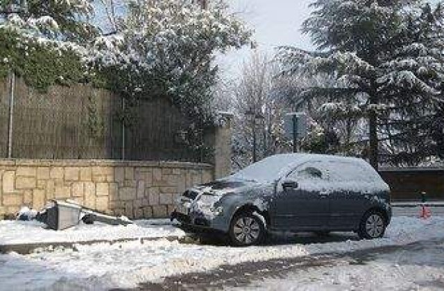 Circulatie ingreunata pe drumuri din zece judete