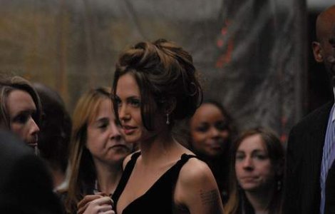 Chelsea Handler o ataca din nou pe Angelina Jolie