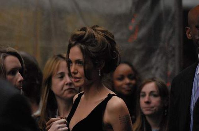 Chelsea Handler o ataca din nou pe Angelina Jolie