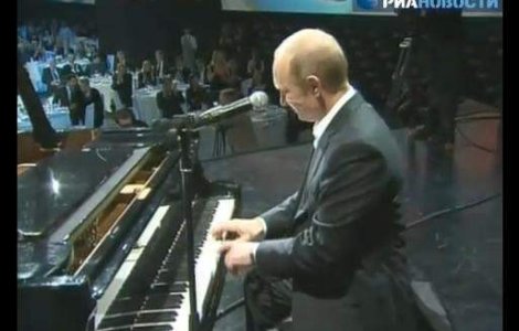  Video : Vladimir Putin a cantat la un concert caritabil