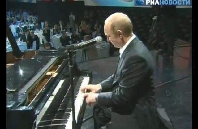 [VIDEO]: Vladimir Putin a cantat la un concert caritabil