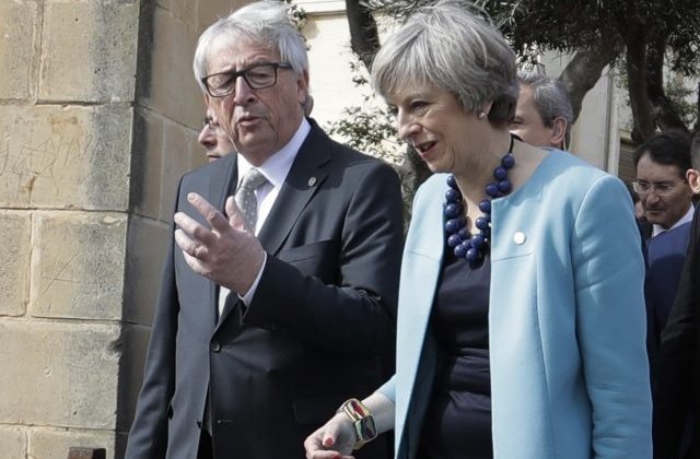 Theresa May promite sa fie o "femeie a naibii de dificila" cu Juncker