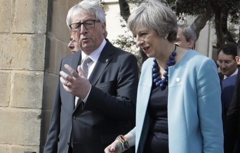 Theresa May promite sa fie o "femeie a naibii de dificila" cu Juncker