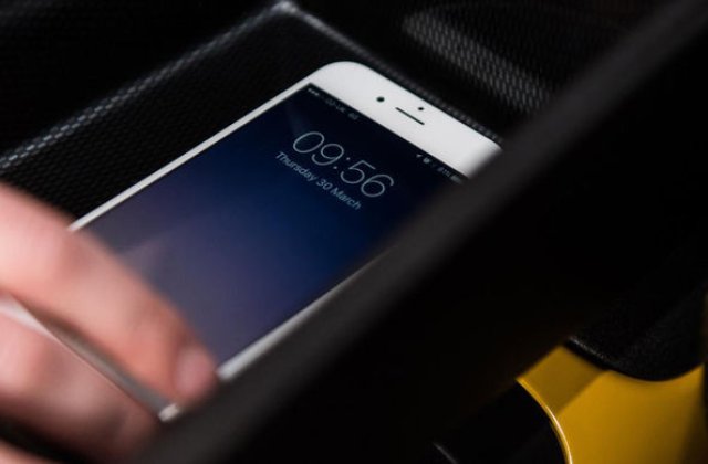 Cea mai buna metoda pentru a nu folosi telefonul la volan: Nissan Signal Shield, compartimentul din cotiera care blocheaza semnalul