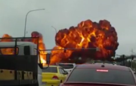  Video  Un avion s-a prabusit pe o sosea in SUA