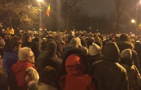 Peste 1.000 de persoane au protestat in Piata Victoriei