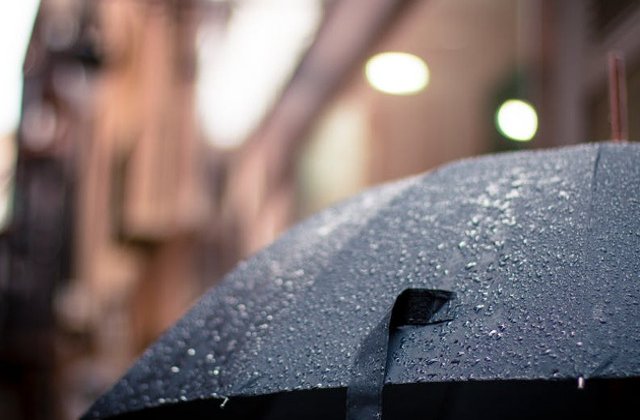 Ploi torentiale, vijelii si grindina in aproape toata tara, pana sambata dimineata