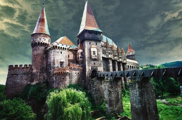 Castelul Corvinilor va fi restaurat cu bani de la UE