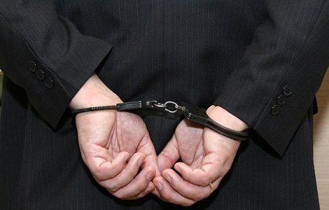 Profesor arestat dupa ce a cerut fotografii nud de la o eleva minora