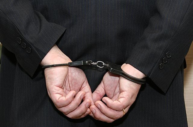 Profesor arestat dupa ce a cerut fotografii nud de la o eleva de 13 ani