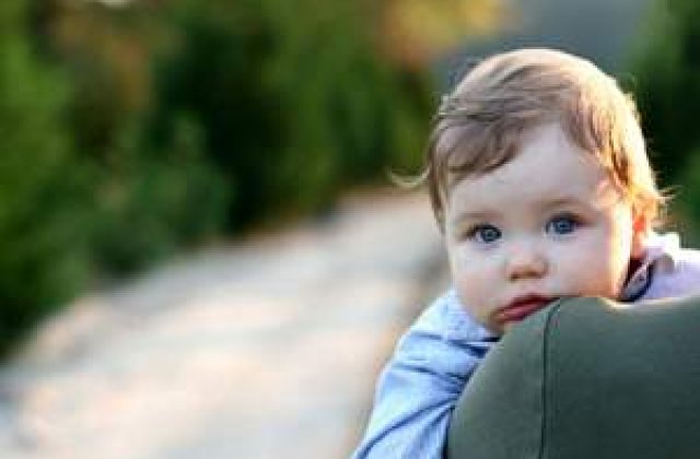  1.500 lei, pretul unui copil cu ochii albastri