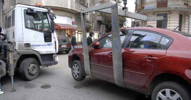 Au ridicat o masina in care se afla o persoana