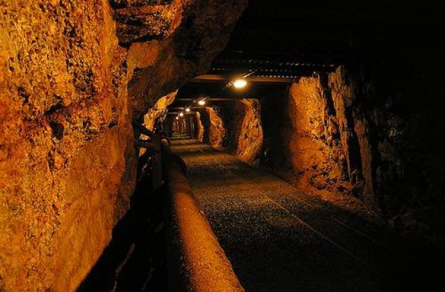 Minerii ameninta cu greva