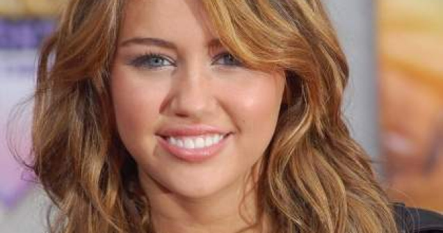  Video  Miley Cyrus fumeaza plante halucinogene