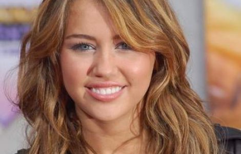  Video  Miley Cyrus fumeaza plante halucinogene
