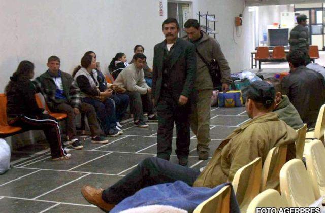 Tot mai multi romani pleaca in strainatate cu contract de munca