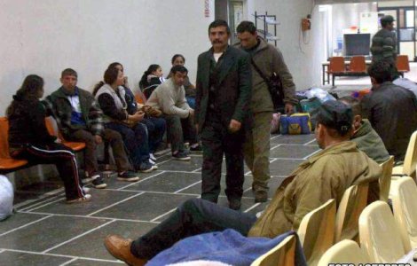 Tot mai multi romani pleaca in strainatate cu contract de munca