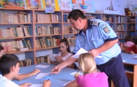 Un politist care a filmat un gandac la serviciu, risca destituirea