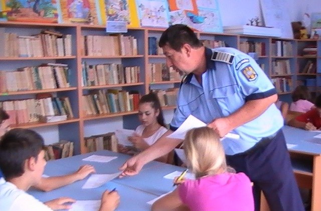 Un politist care a filmat un gandac la serviciu, in pericol de a-si pierde locul de munca