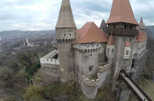 Presupusul autor al jafului de la Castelul Corvinilor, retinut de politisti in incinta Spitalului Hunedoara