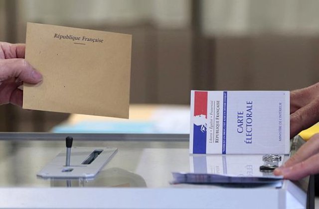 Sectiile de vot s-au deschis in Franta, pentru al doilea tur de scrutin al alegerilor prezidentiale