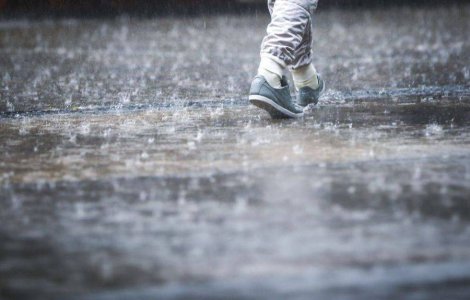 Ploi torentiale si vant puternic, de duminica dupa-amiaza pana marti;