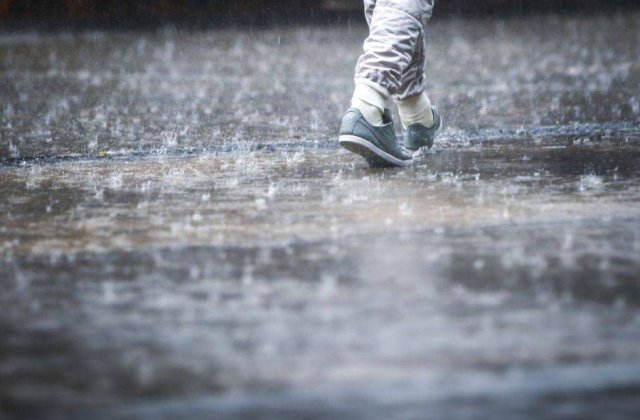 Ploi torentiale si vant puternic, de duminica dupa-amiaza pana marti; de miercuri, vremea se raceste