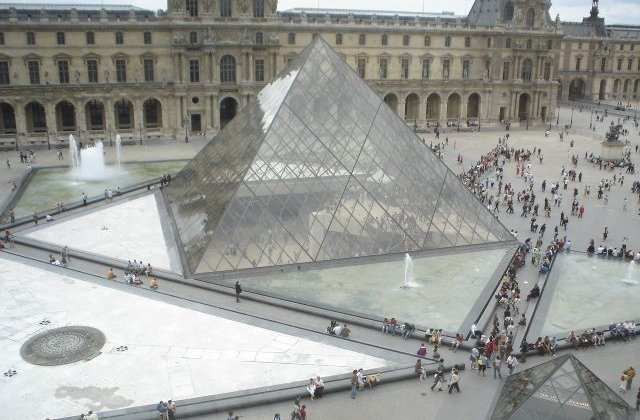 Alerta de securitate la Luvru in ziua alegerilor prezidentiale franceze
