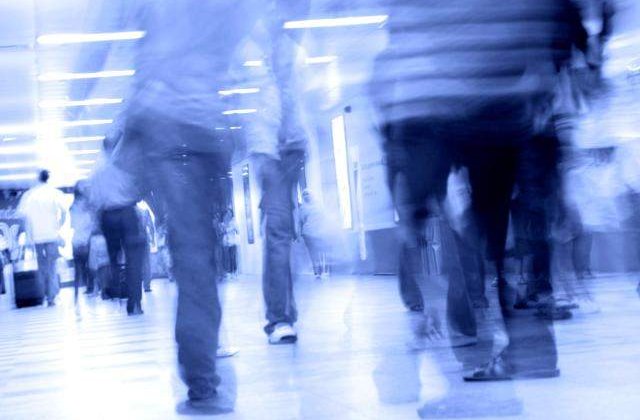 Romanii ar fugi din tara cat mai repede cu putinta