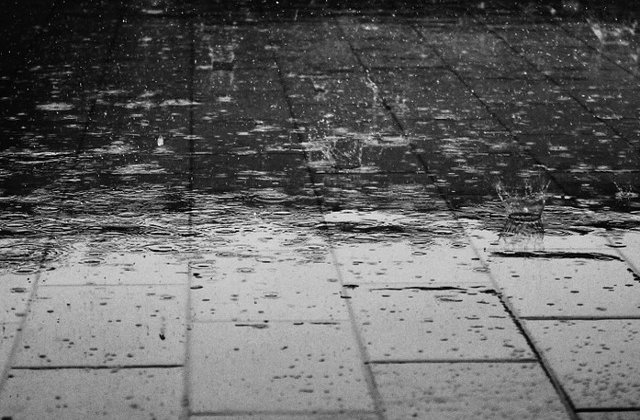 Informare meteo: Temperaturi scazute, ploi torentiale, vant si bruma in aproape toata tara