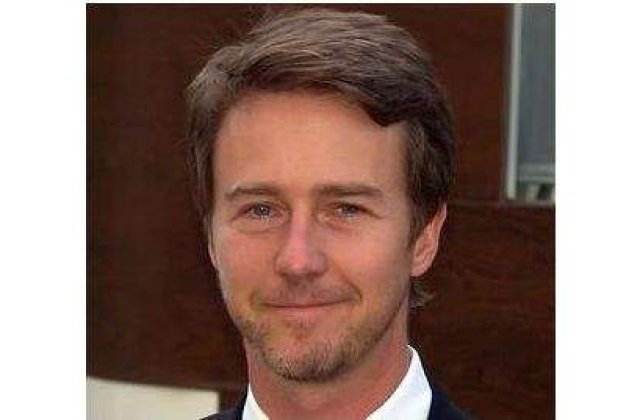 Edward Norton vinde obiecte ale starurilor de la Hollywood