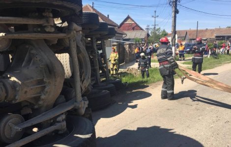Accident grav in Salonta: o fetita de un an si bunica ei au murit dupa ce o autobasculanta cu pietris s-a rasturnat peste pietoni