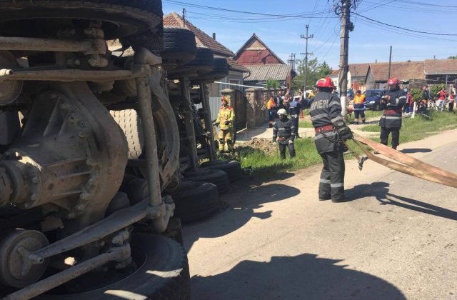 Accident grav in Salonta: o fetita de un an si bunica ei au murit dupa ce o autobasculanta cu pietris s-a rasturnat peste pietoni