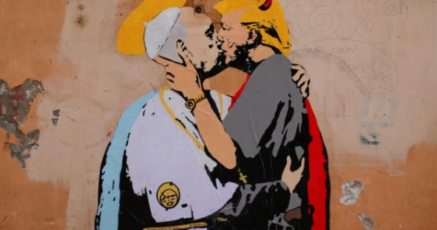 Un desen cu papa Francisc care se saruta cu "diavolul", langa Vatican