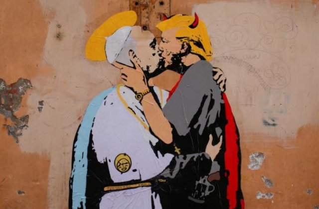 Un desen cu papa Francisc care se saruta cu "diavolul" Trump a aparut langa Vatican