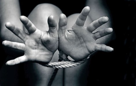 Un brasovean care si-a "vandut" sotia pe Internet a fost arestat