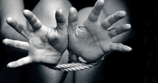 Un brasovean care si-a "vandut" sotia pe Internet a fost arestat