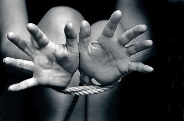 Un brasovean care si-a "vandut" sotia pe Internet a fost arestat