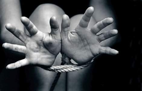 Un brasovean care si-a "vandut" sotia pe Internet a fost arestat