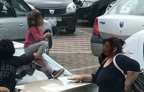 Alba: Ancheta a Protectiei Copilului dupa ce o fetita de doar cativa ani a fost surprinsa fumand