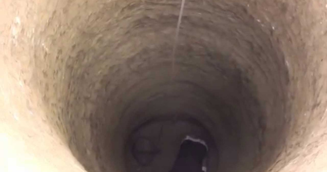 Dambovita: Fetita de cinci ani cazuta intr-un put. Pompierii intervin